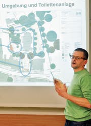 Ivo Blöchlinger, der Bauverantwortliche in der Kirchenvorsteherschaft, erläutert die für dieses Jahr geplanten Bauarbeiten in der Umgebung der reformierten Kirche. (Bild: Max Tinner)