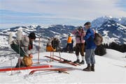 Beim Start auf der Wolzenalp: Die letzten Vorbereitungen werden getroffen, dann geht es mit historischer Ausrüstung ab auf die Piste. (Bild: Christiana Sutter)