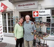 Das Ehepaar Meier vor ihrem Geschäft. (Bild: Luca Ghiselli)