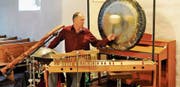 Ferdinand Rauber umrahmt im Naturton-Gottesdienst das Thema des Gottesdienstes mit seinen vielfältigen Instrumenten. (Bild: PD)