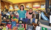 Corina und Sonja Kläger (von links) präsentieren die bunten, aus Lastwagenblachen nach eigenen Ideen hergestellten Taschen. Die beiden waren mit diesen Kreationen zum ersten Mal am Markt. (Bilder: Adi Lippuner)