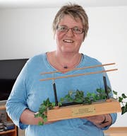 Lucia Strässle zu Hause in der Wohnstube mit dem Mini-Barren, den sie vom Turnverein Kirchberg bei der Auszeichnung zum Ehrenmitglied erhalten hat. (Bild: Beat Lanzendorfer)