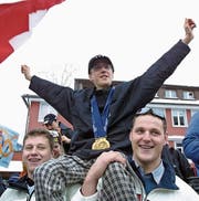 Im Februar 2002 geniesst Simon Ammann das Bad in der Menge. Getragen wird er von den Schwingerkönigen Arnold Forrer (rechts) und Jörg Abderhalden. (Bild: Daniel Ammann)