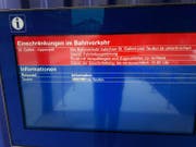 Die Hinweistafel am St.Galler Bahnhof weist auf die Einschränkungen im Bahnverkehr zwischen Teufen und St.Gallen hin. (Bild: vre)