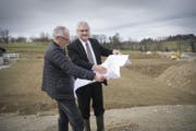 Kurt Alabor (links) und Thomas Müller auf der Deponie Unterbüel. (Bild: Ralph Ribi)