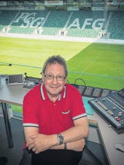 Richard Fischbacher in seiner Speaker-Kabine im obersten Stockwerk der AFG Arena. (Bild: Ralph Ribi)