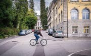 Die Frohbergstrasse zwischen dem Kantonsspitalareal und dem VBSG-Depot wird ausgebaut. Die Parkplätze müssen weichen. (Bild: Urs Bucher)