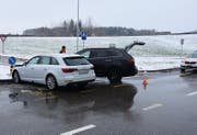 Die 29-jährige Lenkerin sah zwar das entgegenkommende Auto (weiss), ging jedoch davon aus, dass dieses rechts in Richtung Zürich abbiegen wird. (Bild: Kapo SG)