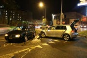 Die beiden Fahrzeuge mussten abgeschleppt werden. (Bild: stapo)