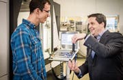 Patrick Helbling (links) bespricht mit Corvaglia-Chef Michael Krüger Entwicklungen von neuen und bestehenden Formen. (Bild: Reto Martin)