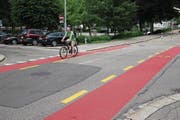 Die Kreuzungen der Vadian- mit der Pestalozzi- und der Kesslerstrasse wurden vor einigen Jahren nach schweren Unfällen für Velofahrer speziell markiert (obere Reihe). Jetzt gilt hier Tempo 30, ohne Rechtsvortritt und spezielle Markierungen. (Bild: vre)