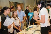Immer mehr Frauen drängen in den Malerberuf. Eine Malerin informiert die Schülerin. (Bild: Cecilia Hess-Lombriser)