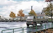 Duro und Puch statt Fanny und Resi: Der Schauplatz wird noch bis Freitag vom Militär als Parkplatz benötigt. Einen allen Bauern passenden Ersatztermin für die Viehschau fand man nicht. (Bild: Max Tinner)