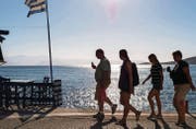 Touristen am Strand von Agios Prokopios, der sich auf der griechischen Insel Naxos befindet. (Bild: ky/Alessandro Della Valle)