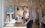 Blanca Gehr in ihrem Shabby-Chic-Laden. Sie dekoriert leidenschaftlich gerne – selbst die Papiertaschen verziert sie. (Bild: Angelina Donati)