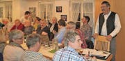 Präsident Arthur Messmer führt so viele Ortsbürger wie noch nie durch die Vorversammlung am Donnerstagabend. (Bild: Maya Seiler)