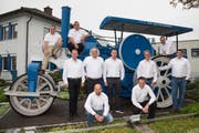 Das Führungsteam der Kibag Region Ostschweiz (von links): Ralph Scherrer (Leiter Gussasphalt und Spezialitäten), Eric Gerber (Leiter Logistik und Werkhof), Urs Niederer (Leiter Strassenbau Thurgau/Schaffhausen); Vor der Walze (v.l.): Urs Michel (Geschäftsführer Graubünden), Roland Kramer (Leiter Aquisition), Remo Baumann (Leiter Ingenieur Tiefbau und Bahnbau), Marcel Stadler (Geschäftsführer Winterthur), Philipp Althaus (Geschäftsführer Thurgau/Schaffhausen und Regionalleiter Ostschweiz); Vorne (v.l.): Fredi Jäggi (Geschäftsführer St. Gallen), Christoph Forster (Leiter Flughafenbau und Betonflächen). (Bild: PD)