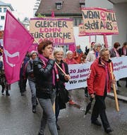 Der Frauen-Demonstrationszug mit Transparenten und Trillerpfeifen gestern abend am Eingang zur Brühlgasse. (Bild: Urs Voegeli)