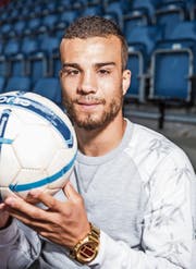 Nicolas Lüchinger, Spieler des FC St. Gallen, wird nicht den Ball, sondern den Puck einwerfen und so die Halbfinalserie eröffnen. (Bild: SG Archiv)