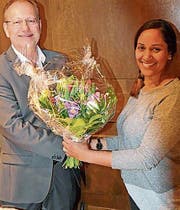 Thomas Bolt bedankt sich bei Veronica Spirig. (Bild: pd)
