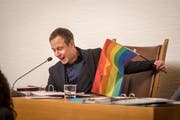 Der frisch gewählte St.Galler Stadtparlamentspräsident Gallus Hufenus schwang während seiner Antrittsrede eine Fahne. (Bild: Benjamin Manser)