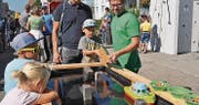 Mit dem Blasbalg setzt der kleine Kapitän das Schiff in Bewegung. (Bild: Picasa)