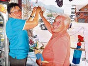 Marlis Ritter und ihre «Stiftin» Lidia Gruber haben den Sommer in die Bäckerei gebracht. (Bild: MH)