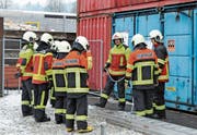 Die neu eingeteilten Feuerwehrleute lernen unter der Leitung der Klassenlehrer das Handwerk kennen.