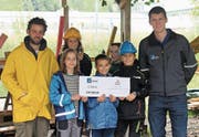 Adrian Brunner, Leiter Hausgeräte, überreicht Samuel Roth einen Check im Wert von 850 Franken. (Bild: PD)