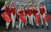Voll im Trend: Das Damenfitness des Seilziehclubs als «Baywatch-Girls». (Bilder: Beat Lanzendorfer)