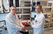 Paul J. Wyser (links) und sein Sohn Philipp diskutieren im Forschungslabor der Wyon AG die Entwicklung neuer Li-Ion-Batterien. (Bilder: Ralph Ribi)