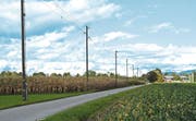 Die Freileitung, die auch in Richtung Rohners Hofladen führt, ist ausser Betrieb. Bis Ende Jahr sollen die Masten und Drähte verschwinden. (Bild: Kurt Latzer)