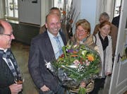 Blumen für Andreas Zellweger, überreicht von FDP-Vizepräsidentin Helga Klee. Zellwegers Frau Claudia (rechts) und Wahlstab-Mitglied Marcel Manser (links) freuen sich mit dem Gewählten.