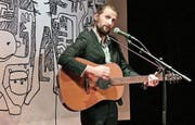Shem Thomas spielte «unplugged», begleitet nur von seiner akustischen Gitarre. (Bild: Ulrike Huber)