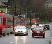 Täglich 12 500 Fahrzeuge umfasst der Durchgangsverkehr im Riethüsli. (Bild: Ralph Ribi)