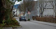 Die Brändlistrasse ist beim Sportplatz der Primarschule stark verengt. Zwei Autos kommen nicht aneinander vorbei. Der Engpass wird von vielen Fahrern über das Trottoir umgangen. (Bild: Monika von der Linden)