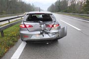 Eines der beschädigten Autos. (Bild: Kapo SG)