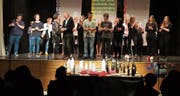 Für den Schlussapplaus riefen Akteure und Musiker Regisseurin Angelique Anderegg und Band-Leiter Wolfgang Huber auf die Bühne. (Bild: Maya Seiler)