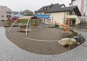 Sandro D'Antuono, Kandidat der CVP fürs Gemeindepräsidium, auf seiner persönlichen «Tour de Waldkirch»: Von oben links im Uhrzeigersinn bei seinem Lieblingsbänkli am Fusse des Tannenbergs, beim in die Jahre gekommenen Schulhaus Steig, vor dem Gemeindehaus und auf dem neuen Generationenplatz in Bernhardzell. (Bilder: Samuel Schalch (26. Oktober 2016))