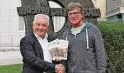Gemeindepräsident Roland Wälter (l.) bedankt sich beim Herausgeber Herbert Markovits für die Zusatznamen-Broschüre. (Bild: pd)