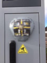 Zwei Jugendliche haben zugegeben, den Radar mit Abziehbildchen überklebt zu haben. (Bild: Kapo SG)