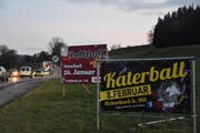 Befristete Strassenreklamen müssen ausserorts mindestens drei Meter Abstand zur Fahrbahn aufweisen. (Bild: Timon Kobelt)