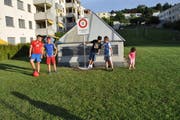 Die Wiese in der Mitte des Quartiers war Treffpunkt für die fussballspielenden Kinder. Jetzt ist Fussballspielen verboten und die Kinder verstehen die Welt nicht mehr.. (Bild: Ramona Riedener)