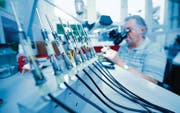 Ein Blick in die Produktion der hochpräzisen Geräte der Oertli Instrumente AG in Berneck. (Bild: pd)