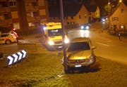 Der Autofahrer kam in Eschlikon von der Winterthurerstrasse ab und prallte in eine Strassenlaterne. (Bild: Kapo TG)