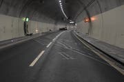 Der Tunnel Uznaberg musste während der Unfallaufnahme und den Reinigungsarbeiten in Fahrtrichtung Reichenburg gesperrt werden. (Bild: Kapo SG)