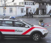 Kurz nach dem versuchten Banküberfall in Hauptwil riegelte die Polizei das Gelände ab. (Bild: Georg Stelzner)