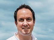 Hauptwil TG - Gewerbeausstellung in Hauptwil, Gemeindepräsident Matthias Gehring posiert mit dem Plakat vor der Wiese auf welcher die Ausstellung stattfinden wird. (Bild: Andrea Stalder (Andrea Stalder))