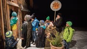 Alle Jahre wieder: Die Sternsinger schreiben den Segen über die Tür. (Bild: Urs Bucher)