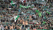 Fankurve mit Espenblock: Hier heizt der harte Kern der Fans die Stimmung an – auch für die «Normalos» und «Pläuschler» in den übrigen Sektoren. (Bild: Urs Bucher)
